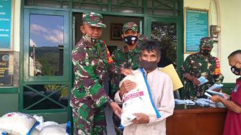 30 Warga Sukoharjo Dapat Bantuan Beras dan Masker.